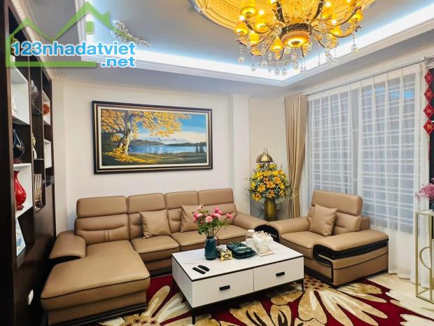 MẶT NGÕ HOÀNG QUỐC VIỆT - PHÂN LÔ ÔTÔ 7 CHỖ NGỦ TRONG NHÀ - GIÁ 22 TỶ - 1