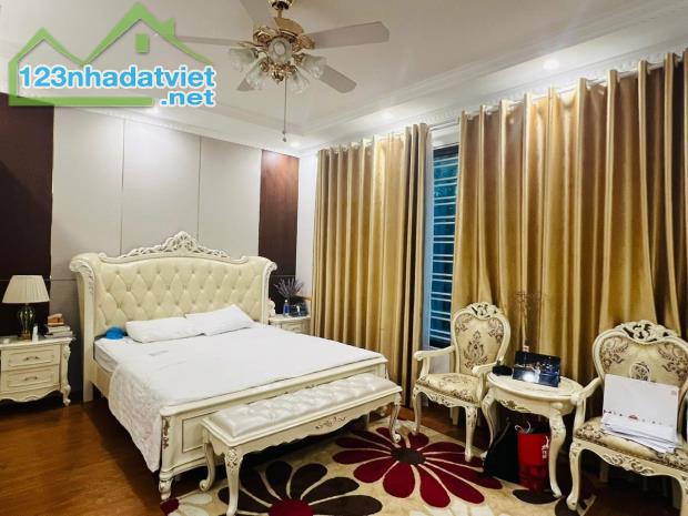 MẶT NGÕ HOÀNG QUỐC VIỆT - PHÂN LÔ ÔTÔ 7 CHỖ NGỦ TRONG NHÀ - GIÁ 22 TỶ - 3