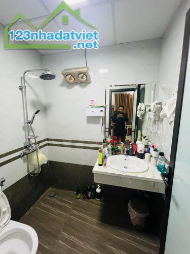 MẶT NGÕ HOÀNG QUỐC VIỆT - PHÂN LÔ ÔTÔ 7 CHỖ NGỦ TRONG NHÀ - GIÁ 22 TỶ - 4
