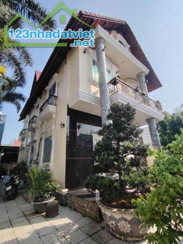 Biệt thự 3 tầng 15x30m hẻm xe hơi Nguyễn Bình ngay trung tâm Hành chính Nhà Bè giá 12 tỷ