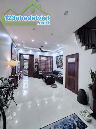 BÁN NHÀ-#NGỌCTHUY# -DÂN XÂY -NHÀ ĐẸP - NGÕ THÔNG-DT:60 MÉT - GIÁ 9 TỶ NHỈNH - 3
