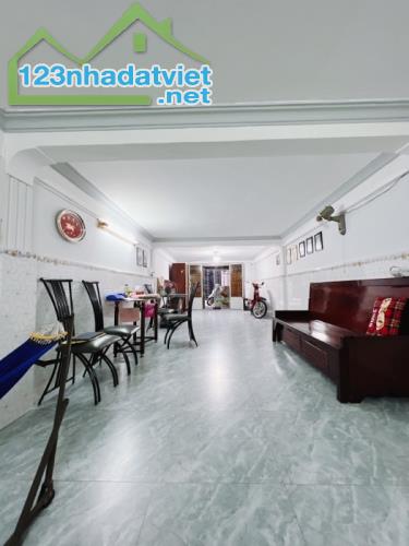 CHÍNH CHỦ BÁN CĂN MẶT TIỀN - XE HƠI ĐẾN CỬA- GAIO THÔNG THUẬN TIỆN QUA QUẬN 1 VÀ Q7 CHỈ 3 - 3