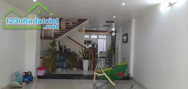 CHỦ CẦN TIỀN BÁN GẤP NHÀ HẺM XE HƠI, 1 TRÊT, 1 LỮNG, 3 LẦU, 5,6M x 17,3M, GIÁ 11 TỶ CÒN TL - 3