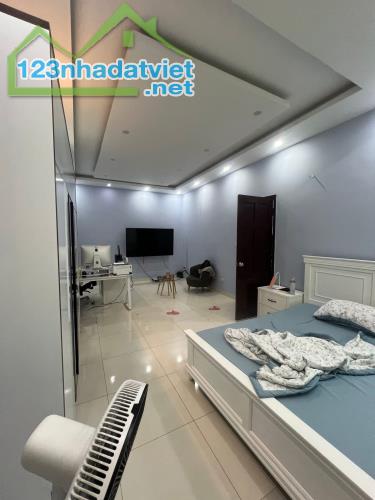 HIẾM-Bán nhà Ôtô tránh Phố Trung Kính 42/50m x 4 Tầng, MT 6.3m 20.5 Tỷ, KD đỉnh