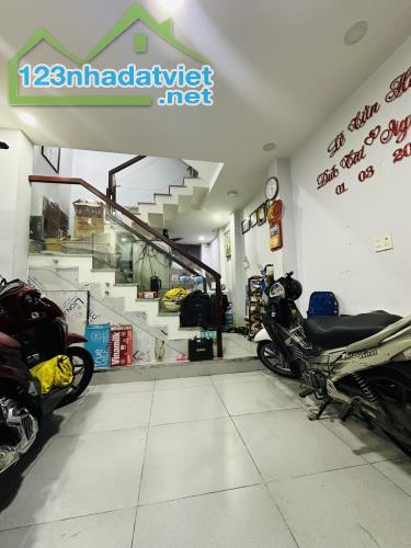 🏡🚗 1/ QUẬN 10 - XE HƠI ĐỖ CỬA - 20M RA MẶT TIỀN - 40M2 3 TẤM 4PN HOÀN CÔNG ĐỦ - 8 TỶ TL - 2