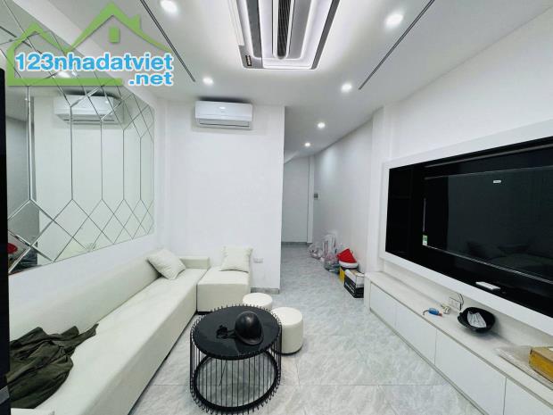 HÀNG HIẾM, NGÕ Ô TÔ, VIEW HỒ, THANG MÁY. ĐỊNH CÔNG, HẠ30M2,  6,95 TỶ.