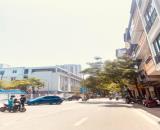 Mặt phố Nguyễn Công Hoan - lô góc - 200m MT10m vuông đẹp - xây  building - vỉa hè rộng -