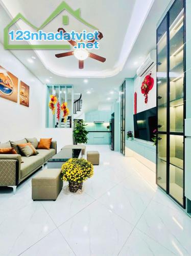 NHÀ ĐẸP PHỐ TRẦN ĐẠI NGHĨA - KINH DOANH - Ô TÔ ĐỖ CỬA, VÀO NHÀ - LÔ GÓC - NGÕ THÔNG, GẦN P