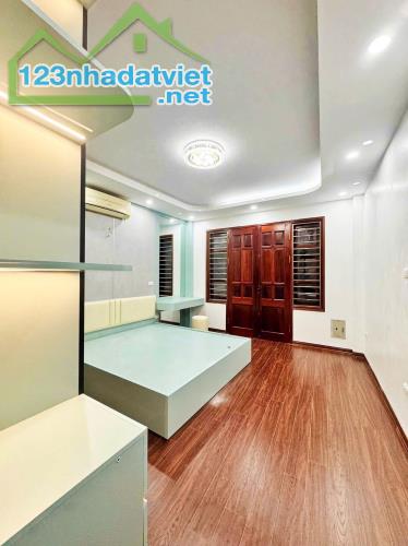 NHÀ ĐẸP PHỐ TRẦN ĐẠI NGHĨA - KINH DOANH - Ô TÔ ĐỖ CỬA, VÀO NHÀ - LÔ GÓC - NGÕ THÔNG, GẦN P - 2
