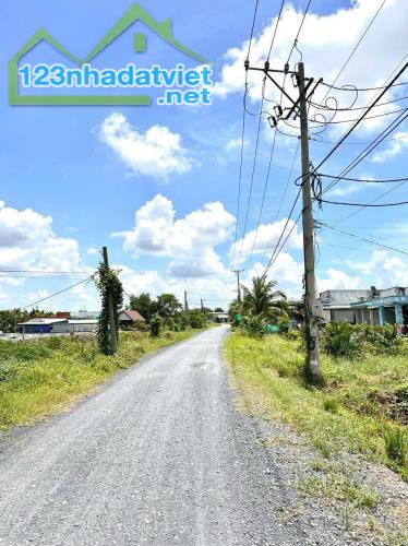 Nhà vườn 4000m2 view kênh  2 mặt tiền đường 7m  cách Chợ Tân chánh cách HL 24 chỉ 500m