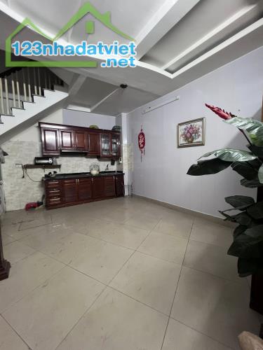 Bán nhà đẹp lô góc ngõ 559 Lĩnh Nam, VF3 lùi tận cửa, giá 5 tỷ - 5