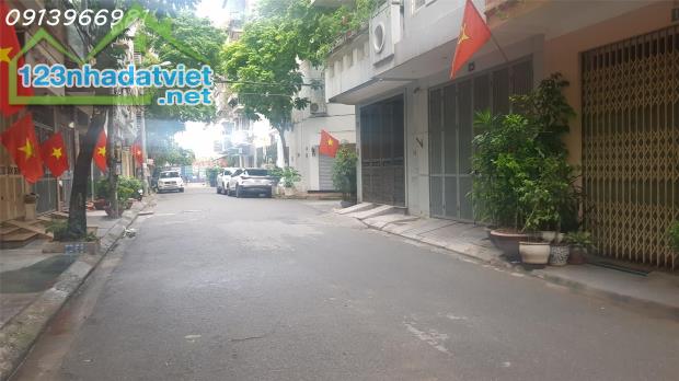 Phân lô Trung Kính 6 tầng, vỉa hè, lô góc 3 ô tô tránh, 3 mặt thoáng, 3 ô tỗ đỗ cửa, giá - 3