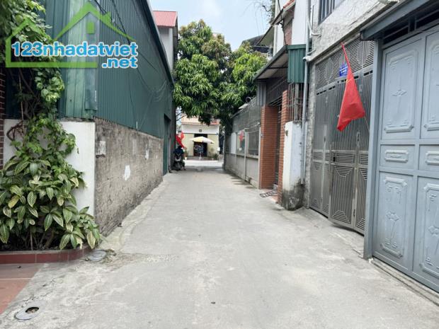 Cần bán 79m2 nhà 3 tầng ngõ 28 Phố Võ Trung, Phúc Lợi. Đường rộng ô tô 7 chỗ ra vào thoải