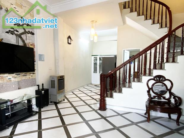 BÁN Nhà 2 tầng Lạc Long Quân  – gần Hồ Tây GIÁ 10TY DT 45m2 LH 083.2865.116
