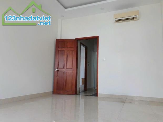 Nhà mặt tiền cách đường Tô Ngọc Vân Quận 12 chỉ 50m - Giá cực tốt  4.1 tỷ