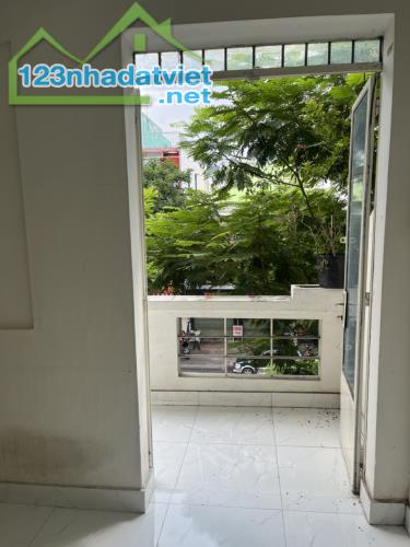 Cho Thuê Căn Hộ Lầu 2 mặt tiền Lê Văn Sỹ P12- Q3 - TPHCM.