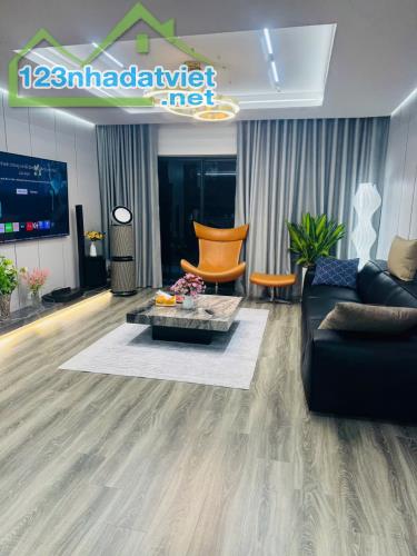 Sky villa 3 ngủ 2 WC 140m2 tòa Diamond Goldmark City nội thất nhập khẩu Châu Âu mới 100%
