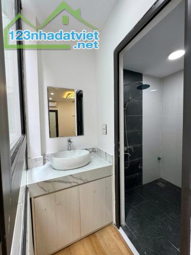 Ô tô 5 tạ đỗ cổng- Tầng 6 view hồ định công- ngõ thông- thang máy- full nội thất- 4 ngủ - 5