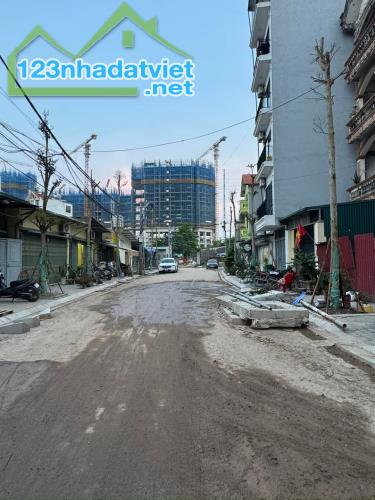 Bán nhà An Dương Vương dt 56m 3 tầng  8.8m mặt tiền giá 12 tỷ xíu Tây Hồ - 1