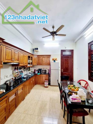 Bán nhà 80m2 4 tầng, Hoàng Quốc Việt, Cầu Giấy, ngõ ôtô, ở yên tĩnh, 19.6 tỷ