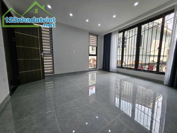 SIÊU HÓT PHỐ BỒ ĐỀ - THÔNG THOÁNG, 43M2,MT 5M, GẦN ĐƯỜNG Ô TÔ TRÁNH - HƠN 10 Tỷ - 2