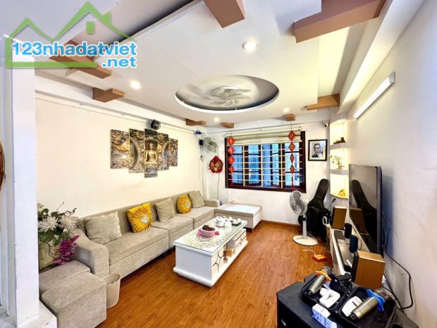 Bán nhà Vũ Trọng Phụng, gần oto, ở sướng, 40M, 5 tầng, giá 9 tỷ.