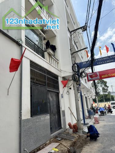 NHÀ BÁN CÁCH MT HOÀNG HOA THÁM 1 CĂN,  P13, TÂN BÌNH, 4 TẦNG – (4,5M X 12,5), CHỈ 11.X TỶY