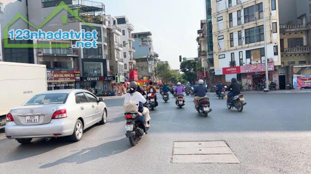 HIẾM, NHỈNH 7 TỶ CÓ NHÀ Ở NGAY TRUNG TÂM PHỐ CỔ NGỌC LÂM 32M, 5T, Ô TÔ CHẠY QUA NHÀ.