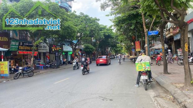 HIẾM, NHỈNH 7 TỶ CÓ NHÀ Ở NGAY TRUNG TÂM NGUYỄN VĂN CỪ 32M, 5T, Ô TÔ CHẠY QUA NHÀ.