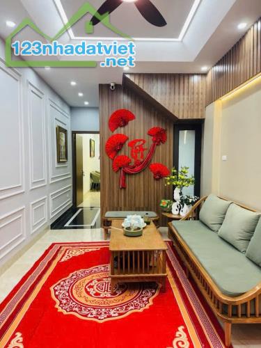 BÁN NHÀ PHỐ TRẠM 44M2 - NHỈNH 6TỶ, NGÕ NÔNG -Ô TÔ- GẦN PHỐ