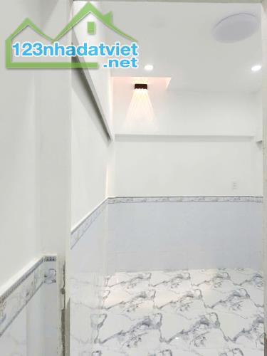 Nhà mới 3 tầng (4PN) hẻm thông Bình Đông P13Q8 - 1