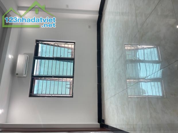 Duy nhất 1 căn !!! chỉ nhỉnh 4 tỷ nhà 30m x 6T Thạch Bàn cách 1 nhà ra oto, sổ đẹp, nhanh