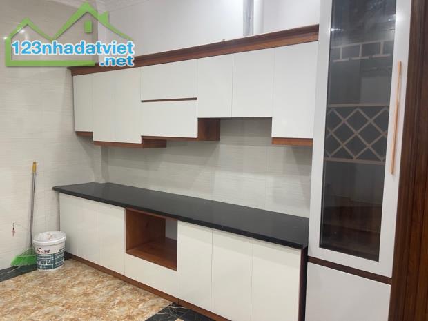 Duy nhất 1 căn !!! chỉ nhỉnh 4 tỷ nhà 30m x 6T Thạch Bàn cách 1 nhà ra oto, sổ đẹp, nhanh - 1