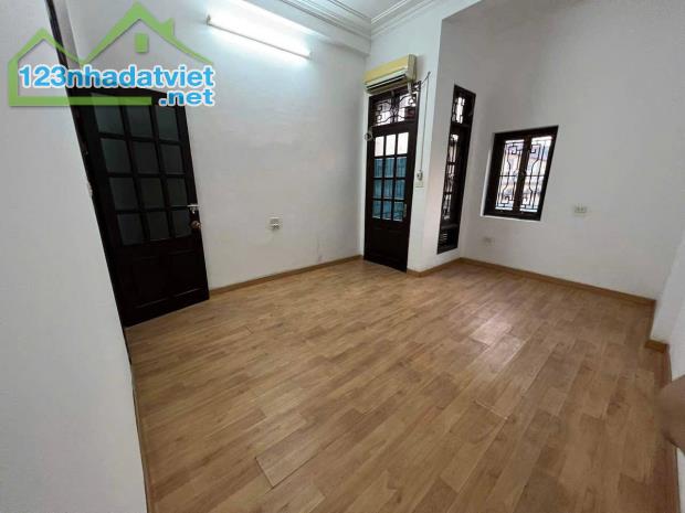 Chính chủ bán nhà ngõ kinh doanh, ô tô thông, nở hậu,  Ngã Tư Sở,  Đống Đa. DT: 53m2 – 5 - 2