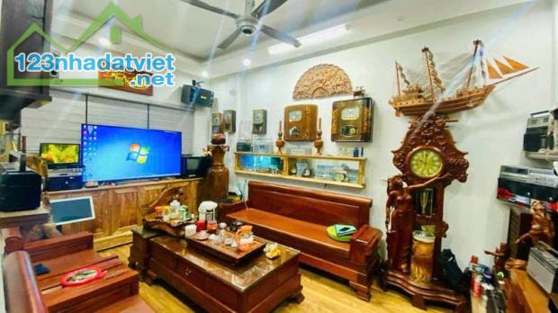 ĐƯỜNG LÁNG - PHÂN LÔ - Ô TÔ VÀO NHÀ -  GẦN PHỐ - NGÕ THÔNG - 50M² NHỈNH 18 TỈ - 4