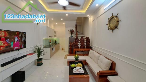 Chú e nhờ Bán căn Nhà 5 tầng Giang Biên, ô tô đỗ cổng, 31m, MT 3.6m, nhỉnh 5 tỷ
