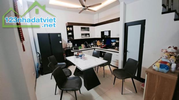 MỘT CĂN DUY NHẤT43M-5 TẦNG-6 PHÒNG-HOÀNG QUỐC VIỆT-CẦU GIẤY-NHÀ DÂN XÂY- 6,6 TỶ - 2