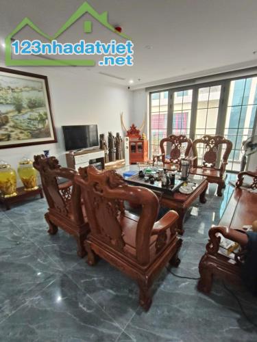 Bán Mặt Phố Bạch Mai 5 tầng 39m2, Mặt tiền Rộng - Kinh Doanh, Vỉa hè đá bóng. Giá Chỉ 18 - 2