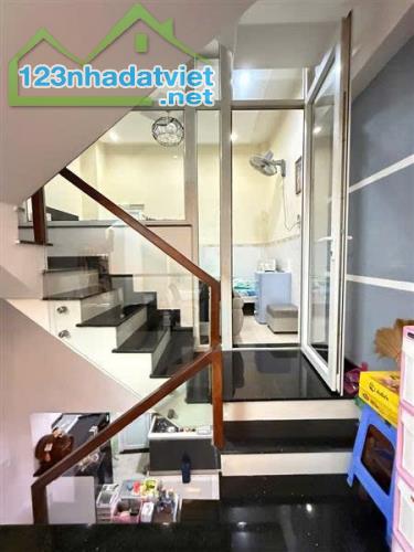Chính Chủ - Đã Hoàn Công,DT 33M2 ,5 Tầng  Đúc Với 5PN,6WC - Lý Chính Thắng - Q3 - 2