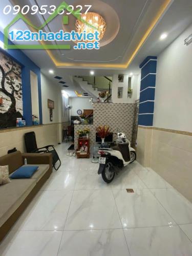 NHÀ LÔ GÓC SÁT AEON – HAI MẶT TIỀN THOÁNG ĐẸP – XE HƠI RA VÀO – CHỈ HƠN 3 TỶ