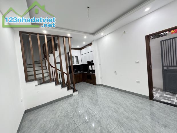 BÁN NHÀ-#NGỌCTHUY#- LÔ GÓC-Ô TÔ ĐỖ CỔNG - GIÁ 6TỶ NHỈNH  Vị trí trung tâm Ngọc Thuỵ, - 3