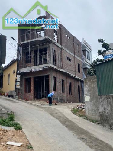 Bán Nhà 3 Tầng Ô Góc Sân Vận Động Hà Lầm,DT:59m2 Oto Đỗ Cửa !!!