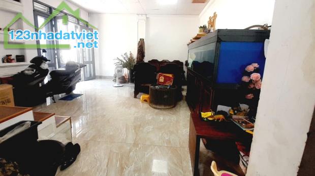 Rè  Quá, Nhà Mặt Tiền Q2, DT 77m2, Ngang Khủng 8m, Hẻm Xe Hơi, Giá chỉ 9.6ty - 3