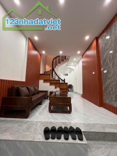 BÁN NHÀ GIÁI PHÓNG, KIM ĐỒNG, Ô TÔ ĐỖ CỬA,DT 40M2, 8.98 TỶ