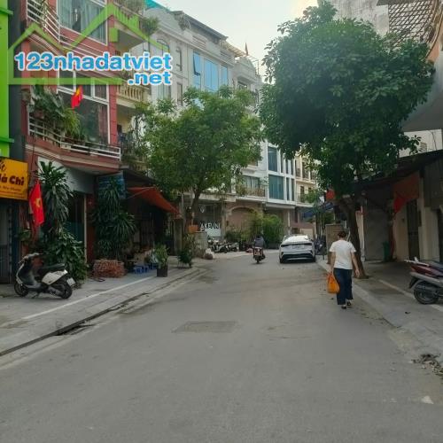 BÁN MẢNH ĐẤT LẠC LONG QUÂN, PHÂN LÔ, ÔTÔ TRÁNH, 75M2 GIÁ CHỈ 280 TRIỆU /M2