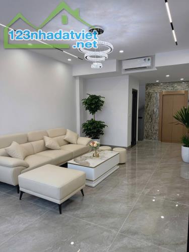 Bán gấp nhà 4T , 40m trung tâm Ngọc thuỵ giá nhỉnh 6 tỷ
