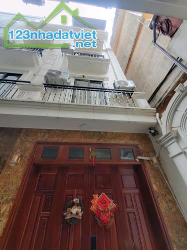 Bán nhà Bát Khối,Long Biên 5 tầng,30m oto đỗ cổng nhỉnh 5 tỷ