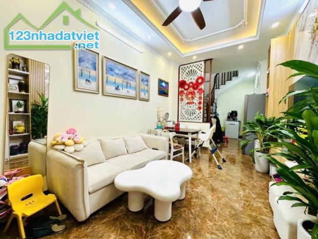 Bán nhà Bát Khối,Long Biên 5 tầng,30m oto đỗ cổng nhỉnh 5 tỷ - 1