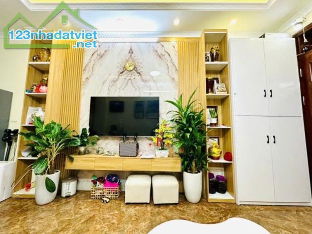 Bán nhà Bát Khối,Long Biên 5 tầng,30m oto đỗ cổng nhỉnh 5 tỷ - 2