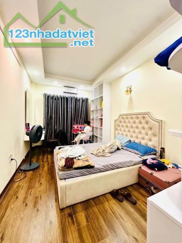 Bán nhà Bát Khối,Long Biên 5 tầng,30m oto đỗ cổng nhỉnh 5 tỷ - 5